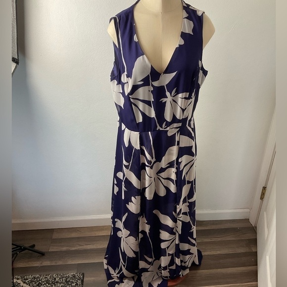 Anne Klein Dresses & Skirts - ANNE Klein Sleeveless Open Neck  Floral Dress Sz 14